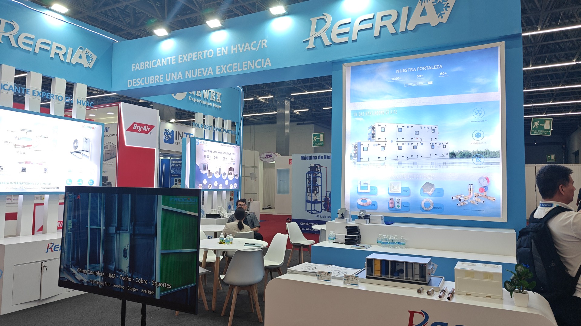 Refria dando la bienvenida a los visitantes en el stand